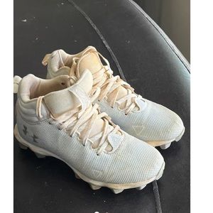 Youth baseball cleats